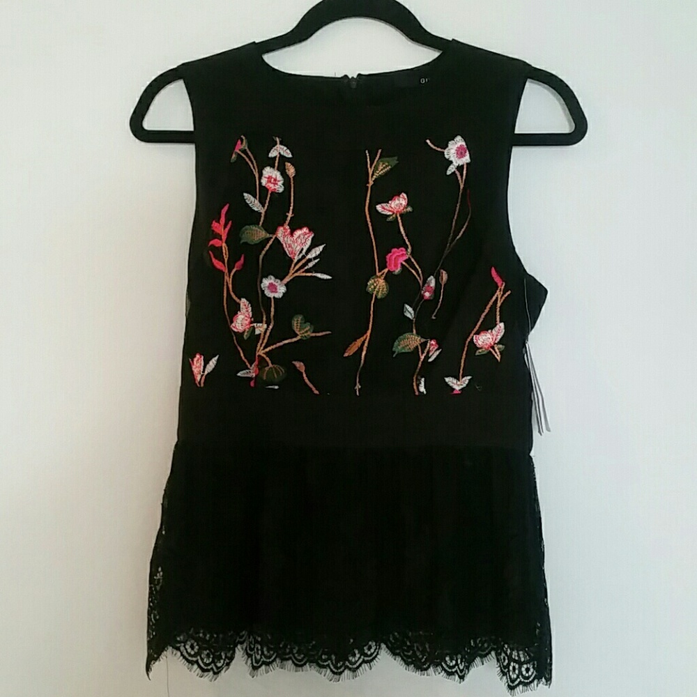 NEW GUESS? Embroidered top